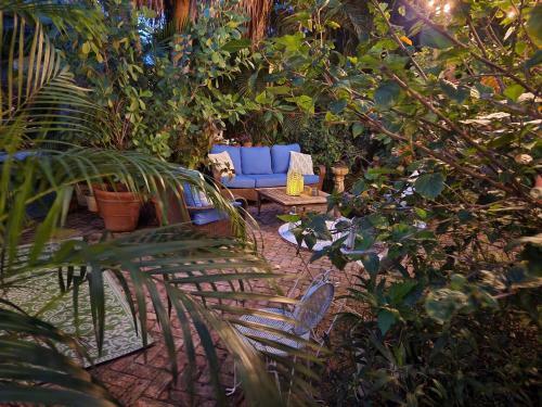 Hostal Chateau Gardens