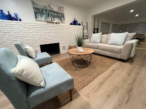 Walktobeach/luxury Beachhouse/hottub/pooltable/bbq