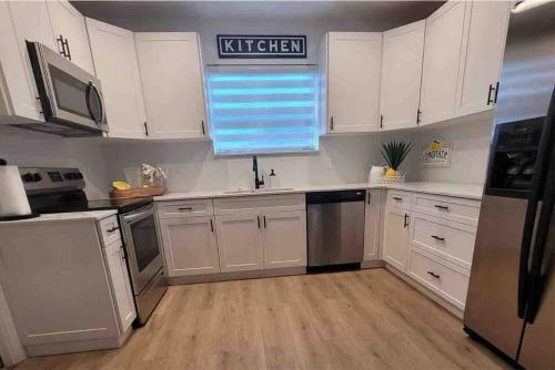 Walktobeach/luxury Beachhouse/hottub/pooltable/bbq