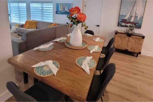 Walktobeach/luxury Beachhouse/hottub/pooltable/bbq
