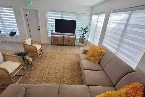 Walktobeach/luxury Beachhouse/hottub/pooltable/bbq