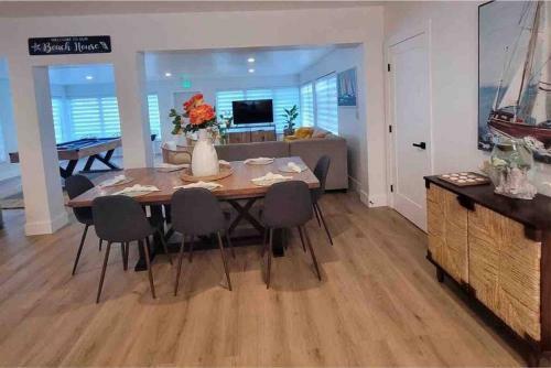 Walktobeach/luxury Beachhouse/hottub/pooltable/bbq