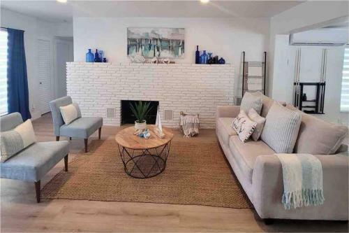 Walktobeach/luxury Beachhouse/hottub/pooltable/bbq