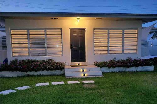 Walktobeach/luxury Beachhouse/hottub/pooltable/bbq