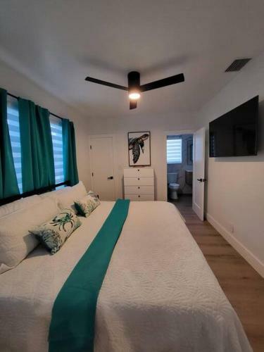 Walktobeach/luxury Beachhouse/hottub/pooltable/bbq