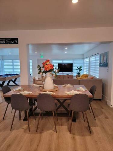 Walktobeach/luxury Beachhouse/hottub/pooltable/bbq
