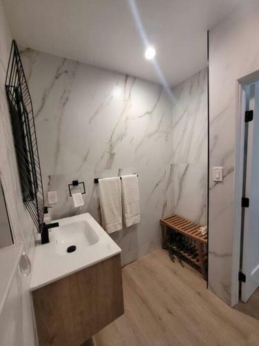 Walktobeach/luxury Beachhouse/hottub/pooltable/bbq