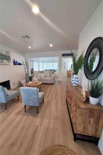 Walktobeach/luxury Beachhouse/hottub/pooltable/bbq