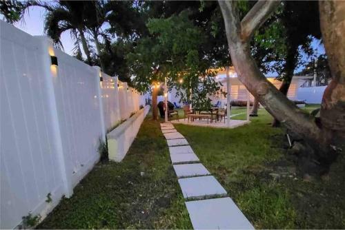 Walktobeach/luxury Beachhouse/hottub/pooltable/bbq