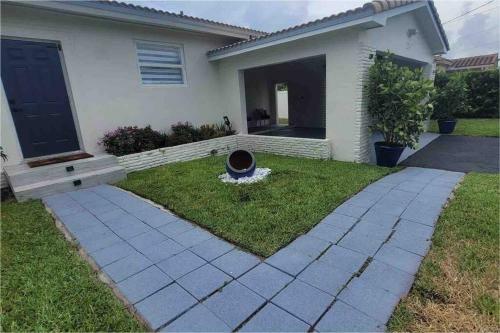 Walktobeach/luxury Beachhouse/hottub/pooltable/bbq