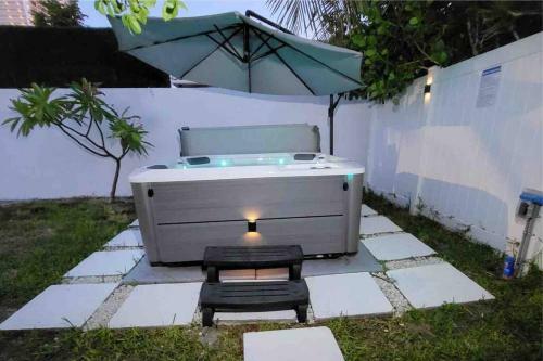 Walktobeach/luxury Beachhouse/hottub/pooltable/bbq