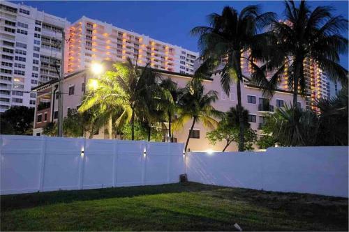 Walktobeach/luxury Beachhouse/hottub/pooltable/bbq