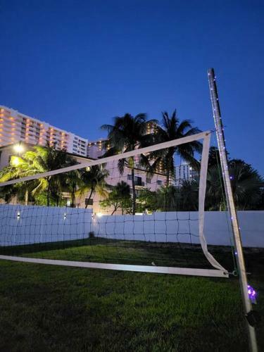Walktobeach/luxury Beachhouse/hottub/pooltable/bbq