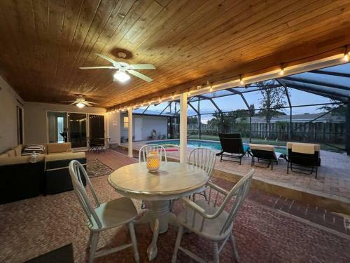 Pool House ( Heated) In Heart Of Melbourne.