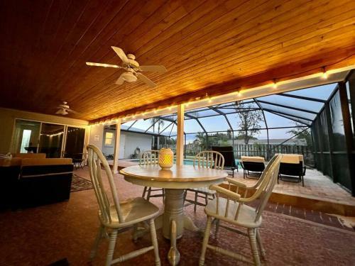 Pool House ( Heated) In Heart Of Melbourne.