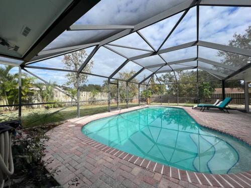 Pool House ( Heated) In Heart Of Melbourne.