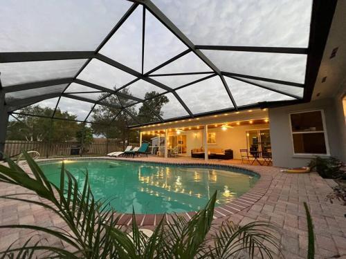 Pool House ( Heated) In Heart Of Melbourne.