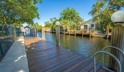 Waterfront Paradise With Pool And Exotic Trees
