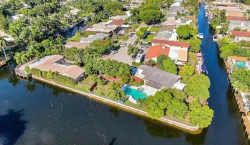 Waterfront Paradise With Pool And Exotic Trees