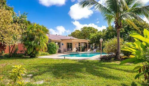 Waterfront Paradise With Pool And Exotic Trees