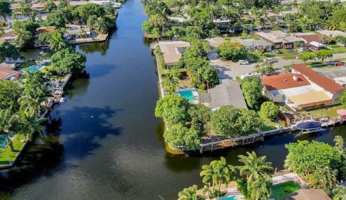 Waterfront Paradise With Pool And Exotic Trees