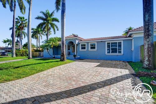 5 Br Newly Renovated With Heated Pool