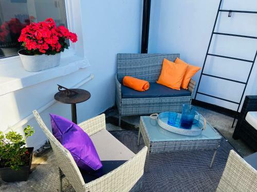 Funky Cozy Cottage With Outside Space