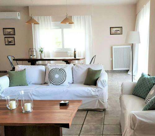 Holiday Sea View Apartment With Garden And Shared Pool