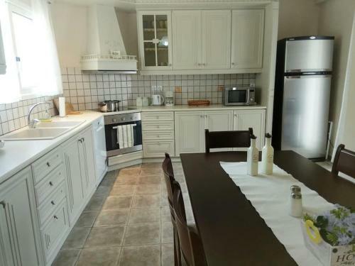 Holiday Sea View Apartment With Garden And Shared Pool