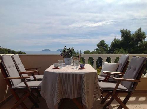 Holiday Sea View Apartment With Garden And Shared Pool