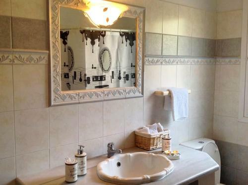 Holiday Sea View Apartment With Garden And Shared Pool