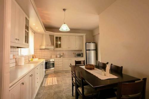 Holiday Sea View Apartment With Garden And Shared Pool