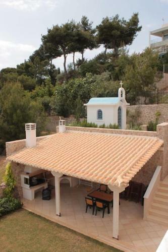 Holiday Sea View Apartment With Garden And Shared Pool