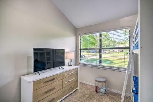 Navarre Home With Game Area And Screened-in Porch