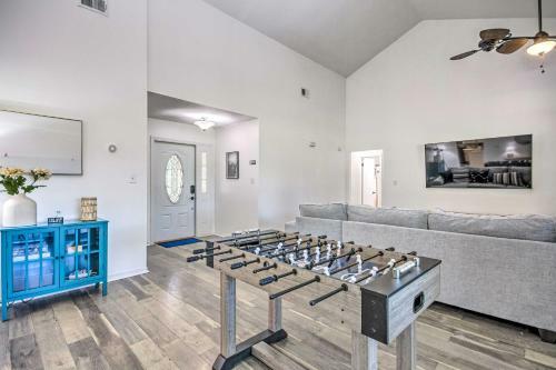 Navarre Home With Game Area And Screened-in Porch