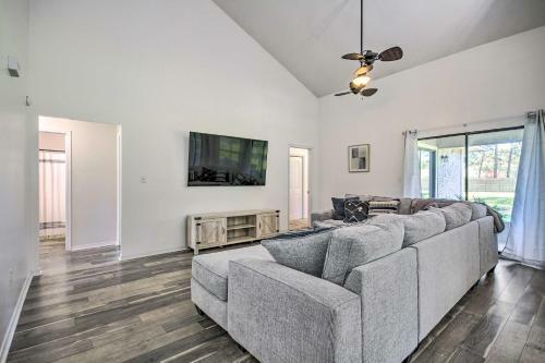 Navarre Home With Game Area And Screened-in Porch