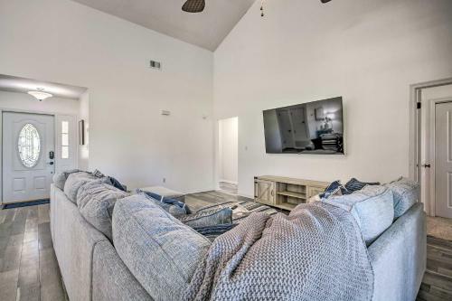 Navarre Home With Game Area And Screened-in Porch