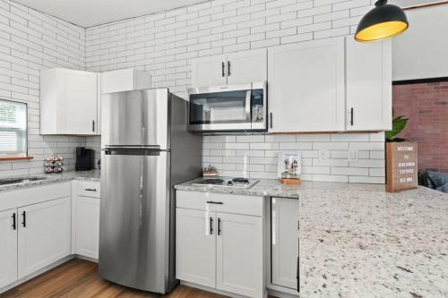 Spacious Industrial Style Studio Guesthouse Near Tampa