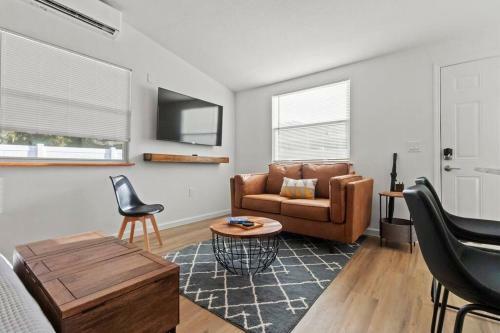 Spacious Industrial Style Studio Guesthouse Near Tampa