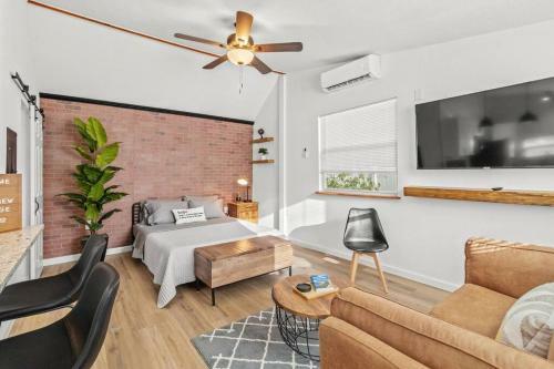 Spacious Industrial Style Studio Guesthouse Near Tampa