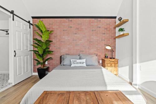 Spacious Industrial Style Studio Guesthouse Near Tampa