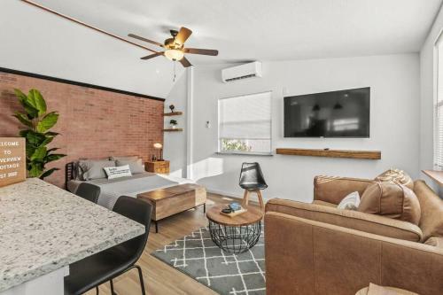 Spacious Industrial Style Studio Guesthouse Near Tampa