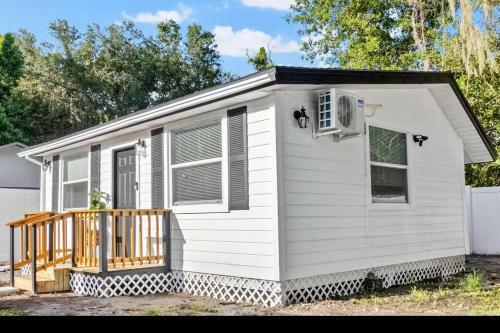 Spacious Industrial Style Studio Guesthouse Near Tampa