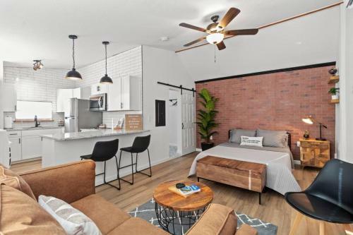 Spacious Industrial Style Studio Guesthouse Near Tampa