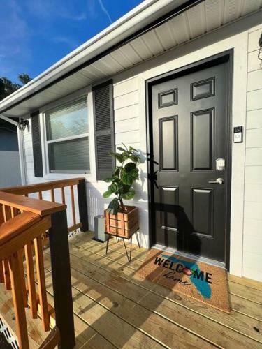 Spacious Industrial Style Studio Guesthouse Near Tampa