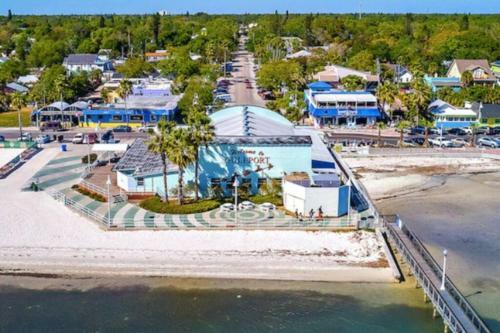 Beachy 3b/2ba Getaway! Minutes To Beaches/downtown
