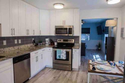 Beachy 3b/2ba Getaway! Minutes To Beaches/downtown