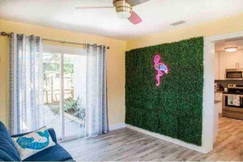 Beachy 3b/2ba Getaway! Minutes To Beaches/downtown