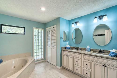 Lakeside Venice Home With Private Pool And Patio!
