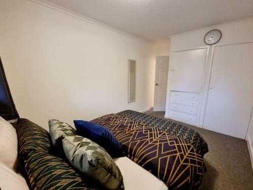 Unique 1-bed Serviced Apartment With Free Parking